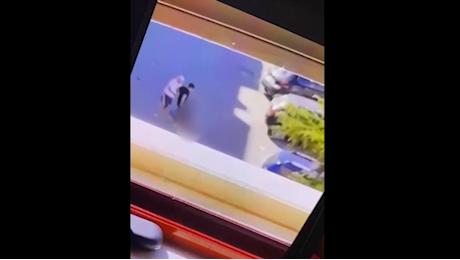 VIDEO Crotone, poliziotto spara e uccide 44enne: il momento in cui viene aggredito