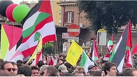 Le bandiere di Hezbollah al corteo pro Palestina a Roma