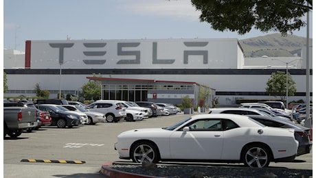 Tesla chiude 2024 con vendite in calo