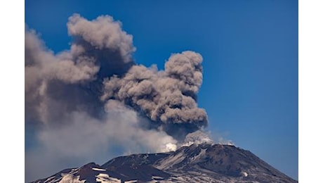 Pista inagibile a causa della cenere vulcanica, chiude l’aeroporto di Catania in due settori