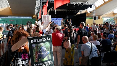 Matteo Lepore contestato dai No Besta alla festa dell'Anpi a Bologna, il Comitato: «È stato un grave errore»