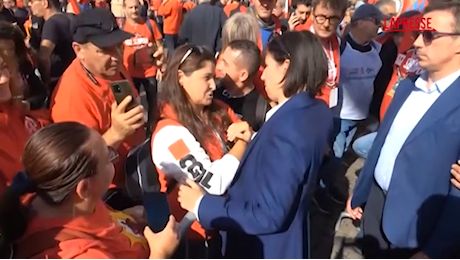 VIDEO Schlein incontra operai Fiom alla manifestazione a Roma