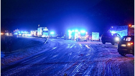 Incidente in Norvegia: un bus precipita nel vuoto vicino a un lago, ci sono morti e feriti