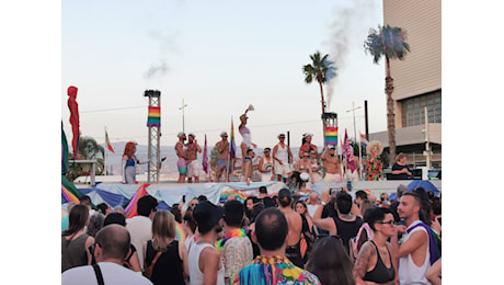 Messina si tinge di arcobaleno. Hanno sfilato “diritti d’amare” e voglia di libertà VIDEO