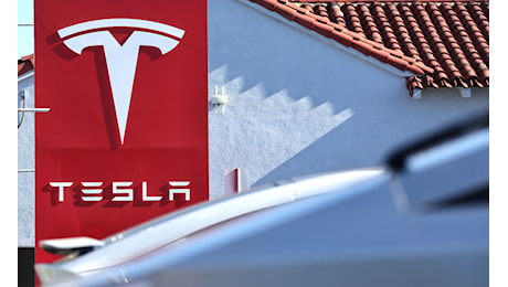 L’Ue conferma le multe sulle emissioni: Stellantis e altre quattro società si alleano con Tesla