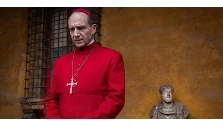 Anziché eleggere il Papa, i cardinali stanno guardando questo film