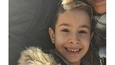 Bimbo di 8 anni muore schiacciato da un tavolo di metallo in garage