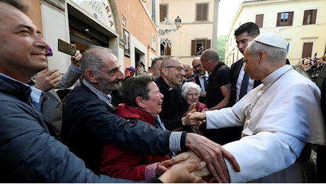 La visita A Genazzano bagno di folla a sorpresa per il Papa “Qui mi sento a casa”
