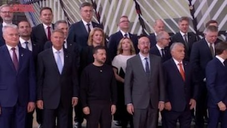 Bruxelles, al via il Consiglio europeo: la foto di gruppo dei leader Ue e Zelensky