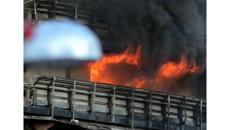 Maxi incendio a Milano: capannone in fiamme, esplosioni nella notte