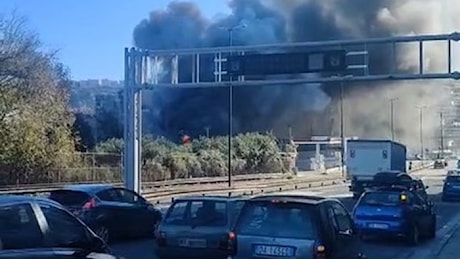 Cabina elettrica a fuoco a Napoli: vasto incendio e traffico in tilt