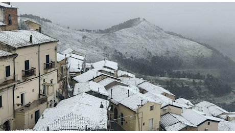 Meteo, crollo termico: da oggi freddo, gelo e la prima neve. Allerta in Sicilia e Sardegna e scuole chiuse: ecco dove. LE PREVISIONI