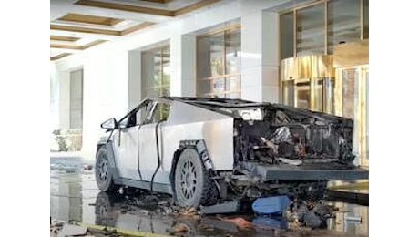 Esplosione Cybertruck Tesla a Las Vegas, Fbi: 'Caso di suicidio'