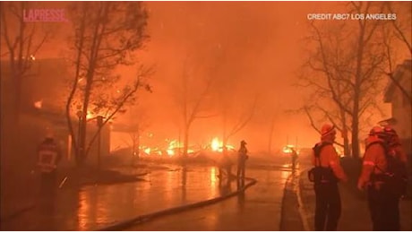 Los Angeles, vasto incendio a Pacific Palisades: oltre 13mila edifici minacciati dalle fiamme