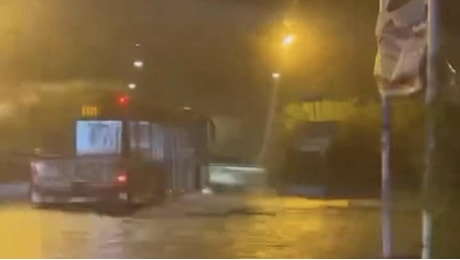 Nubifragio nella notte a Roma: strade allagate, alberi caduti e disagi in tutta la città. Stazioni metro e strade chiuse