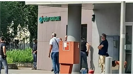 Rapinatori asserragliati all'interno di una banca, polizia e carabinieri circondano l'edificio: scatta l'irruz