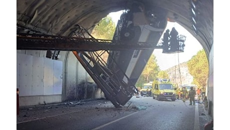 Spagna, bus si ribalta e resta sospeso in verticale nella galleria: diversi passeggeri feriti