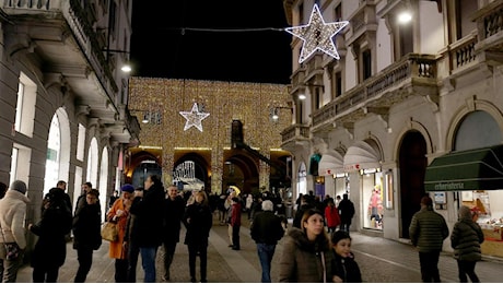 La spesa del pranzo di Natale. Più di 80 euro a testa. Slalom fra mercati e discount