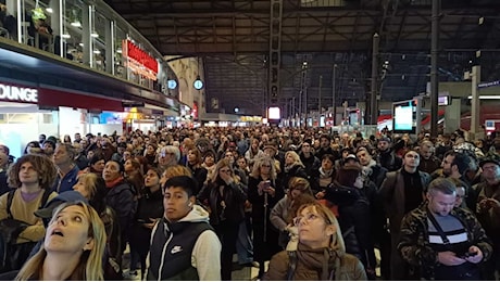 Sciopero dei treni: cancellazioni e ritardi fino a 190 minuti, folla in stazione Centrale