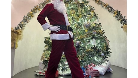 Elon Musk è Babbo Natale Magro, la foto su X: Ozempic Santa