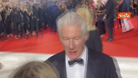 Richard Gere, l'incontro con i fan sul red carpet a Venezia