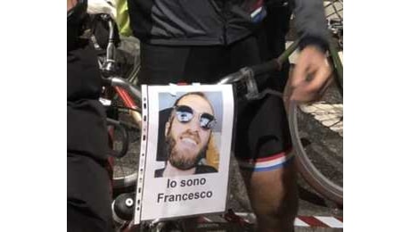 'Io sono Francesco': il toccante presidio per ricordare il ciclista ucciso dalla portiera di un'auto.