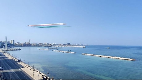 Festa di San Nicola, oggi il sorvolo delle frecce tricolori. Tutto pronto per il corteo storico. Migliaia in centro, scatta il piano traffico
