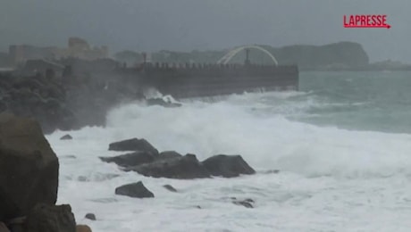 Taiwan, diramata allerta per l'arrivo del tifone Kong-rey