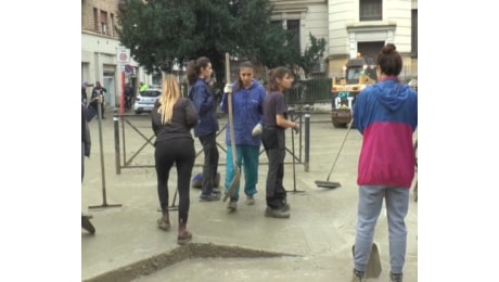 Alluvione, tanti studenti aiutano a liberare dal fango case e negozi in via Costa.