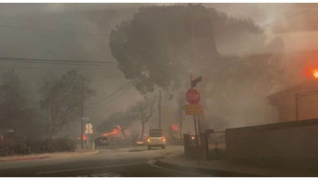 Incendio Los Angeles, le fiamme devastano Altadena: case distrutte e auto danneggiate