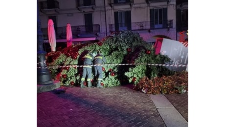 Vento forte in Lombardia, raffiche a 110 km/h. A Como caduto l'albero di Natale in piazza Duomo