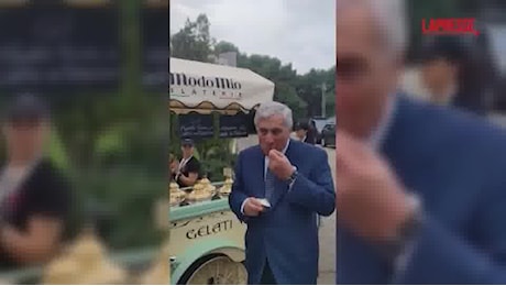 Farò l'assaggiatore di gelati: Tajani scherza mangiando la seconda coppetta al gusto G7