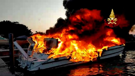 VENETO - Alta colonna di fumo a Venezia: a fuoco due imbarcazioni (VIDEO)
