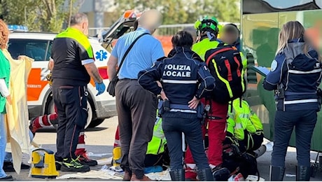 Ragazzina di 14 anni muore schiacciata da un bus fuori dalla scuola