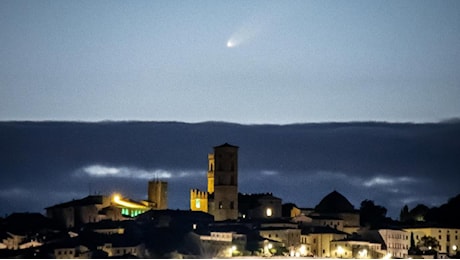 La cometa del secolo sulla Toscana: la foto di Fabio Longaron è uno spettacolo