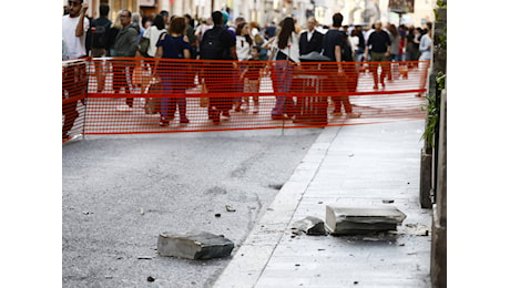 Via del Corso, crolla cornicione. Il centro di Roma cade a pezzi