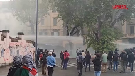 VIDEO Roma, idranti contro manifestanti a corteo pro-Palestina