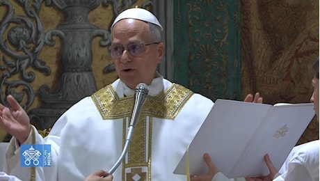 Scarpe nere e croce di Benedetto XVI, per la prima messa Leone XIV sceglie la tradizione