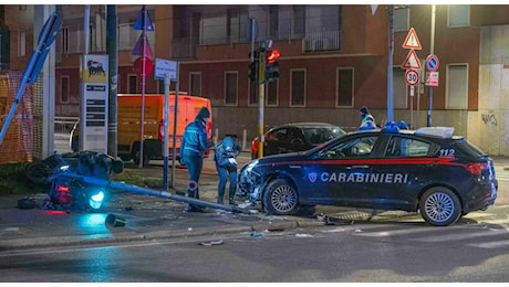 Milano, fugge dai carabinieri e si schianta in scooter contro un muro: perde la vita a 19 anni