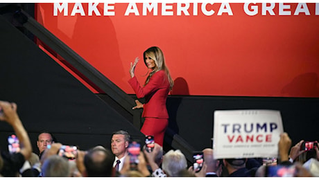 Melania Trump alla convention repubblicana, il look (riciclato) in total red Dior e il messaggio lanciato dal palco