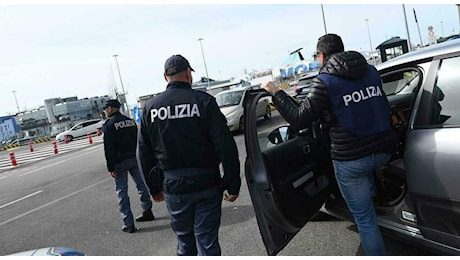 Milano, 68enne morta in ospedale per emorragia cerebrale: arrestato il figlio per omicidio. «L'ha presa a calci e pugni»