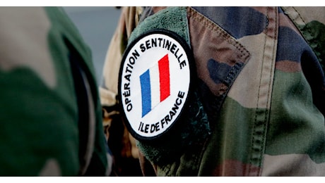 Parigi, accoltellato un militare in sorveglianza antiterrorismo: fermato un sospetto