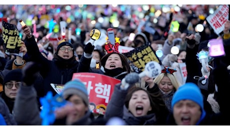 S. Corea, per Yoon c’è l’impeachment: la festa a Seul