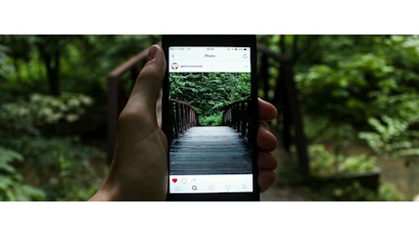 Instagram in arrivo la funzionalità AI che espande le foto