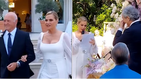 Simona Ventura si è sposata: l'originale abito bianco, l'arrivo con il padre, le lacrime di Giovanni Terzi