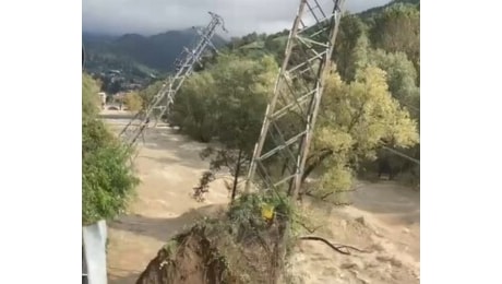 La piena del Serio fa franare i tralicci dell'alta tensione