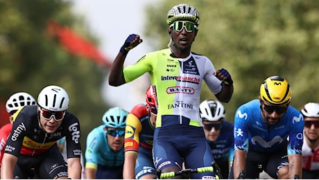 Girmay vince lo sprint di Torino, prima vittoria eritrea al Tour. Carapaz nuova maglia gialla