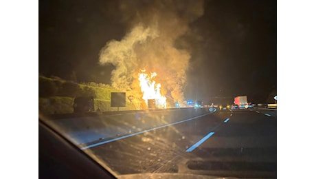 Incendio in A1, brucia un camion: maxi code sul nodo fiorentino