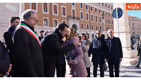 Il bacio di saluto tra Meloni e Salvini dopo la sentenza sul caso Open Arms – Video