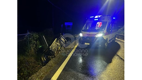 PONT CANAVESE - Incidente nella notte, auto sfiora una famiglia di caprioli e finisce ruote all'aria nel fosso: un ferito - FOTO